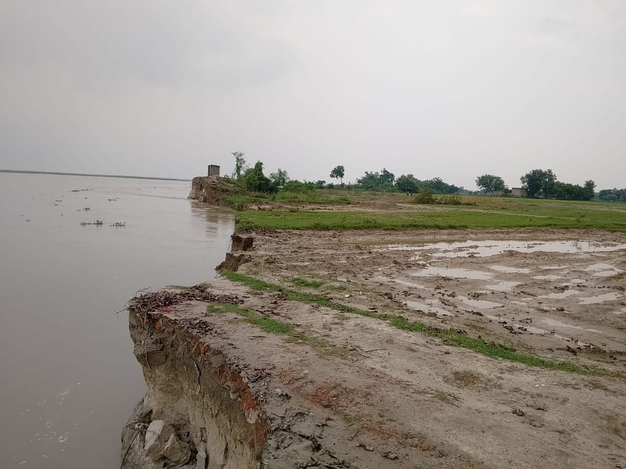 Panic in the Diyara region due to Saryu's erosion; three houses swallowed by the river.