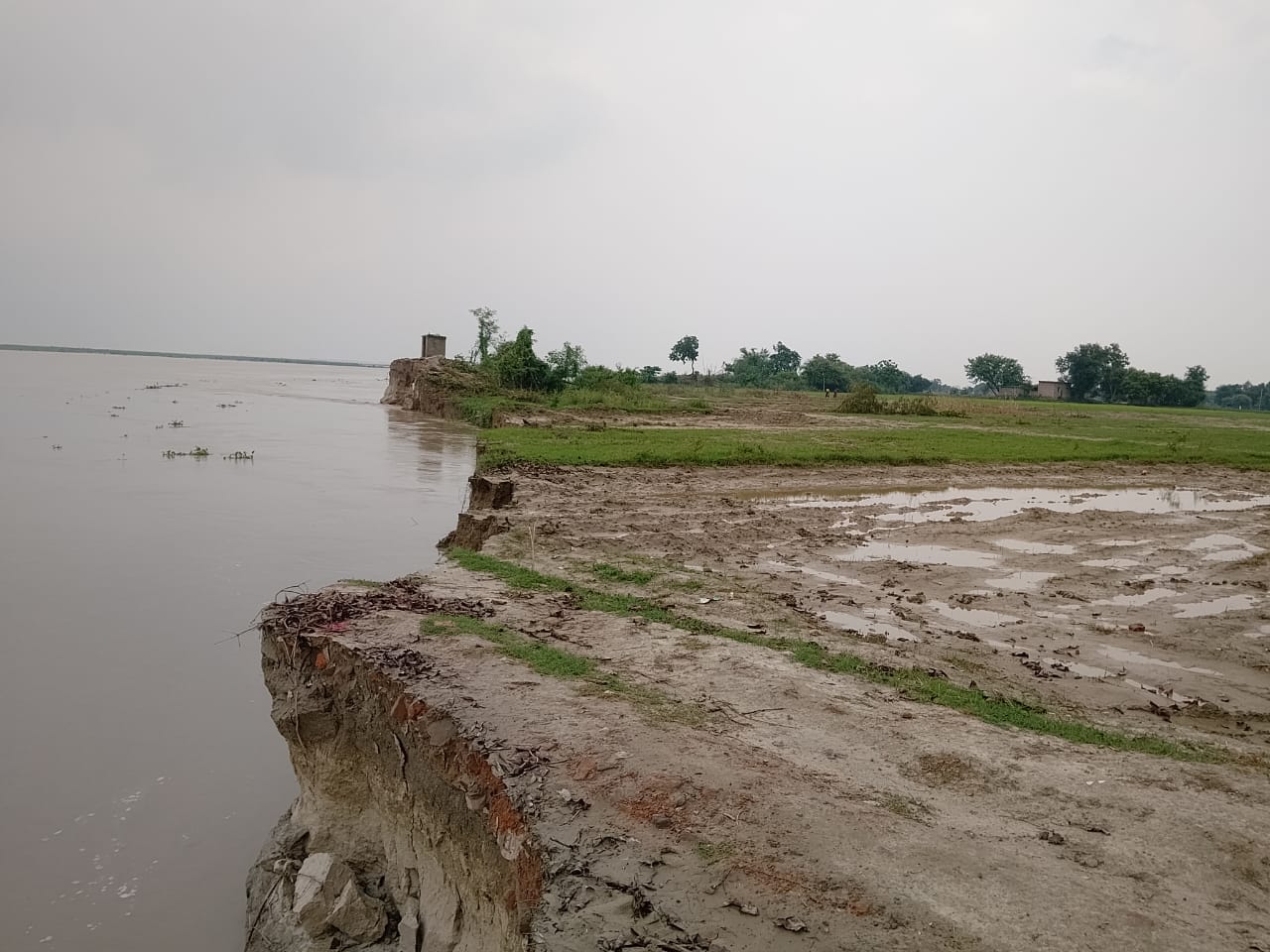 बैरिया क्षेत्र के गोपालनगर टाड़ी गांव की भूमि को काटती सरयू नदी की लहरें।संवाद