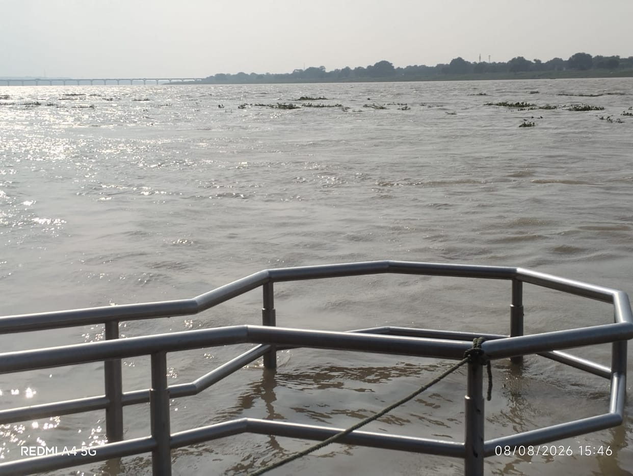Risk of floods; Ganga's water level rising at a rate of one centimeter per hour.