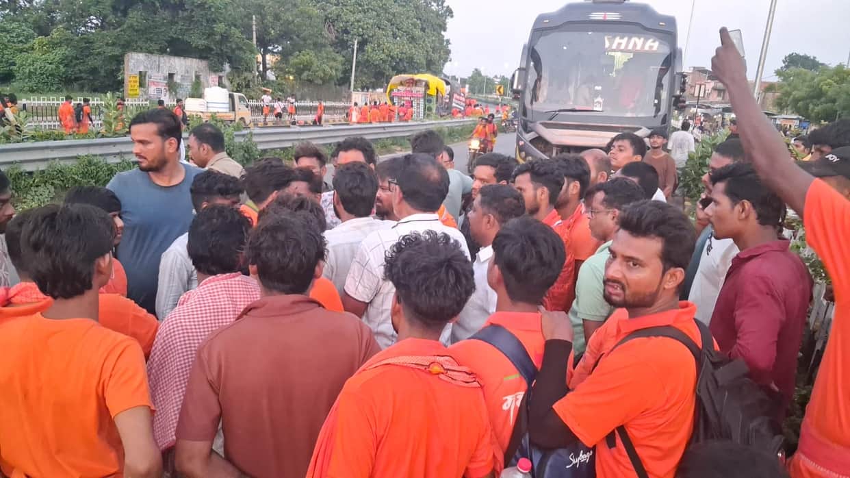 Bus hits DJ of Kanwariyas, causing commotion