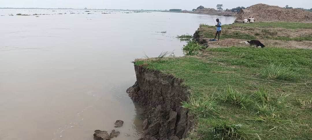 Water level in the Saryu River is rising at a rate of 3 cm per hour.