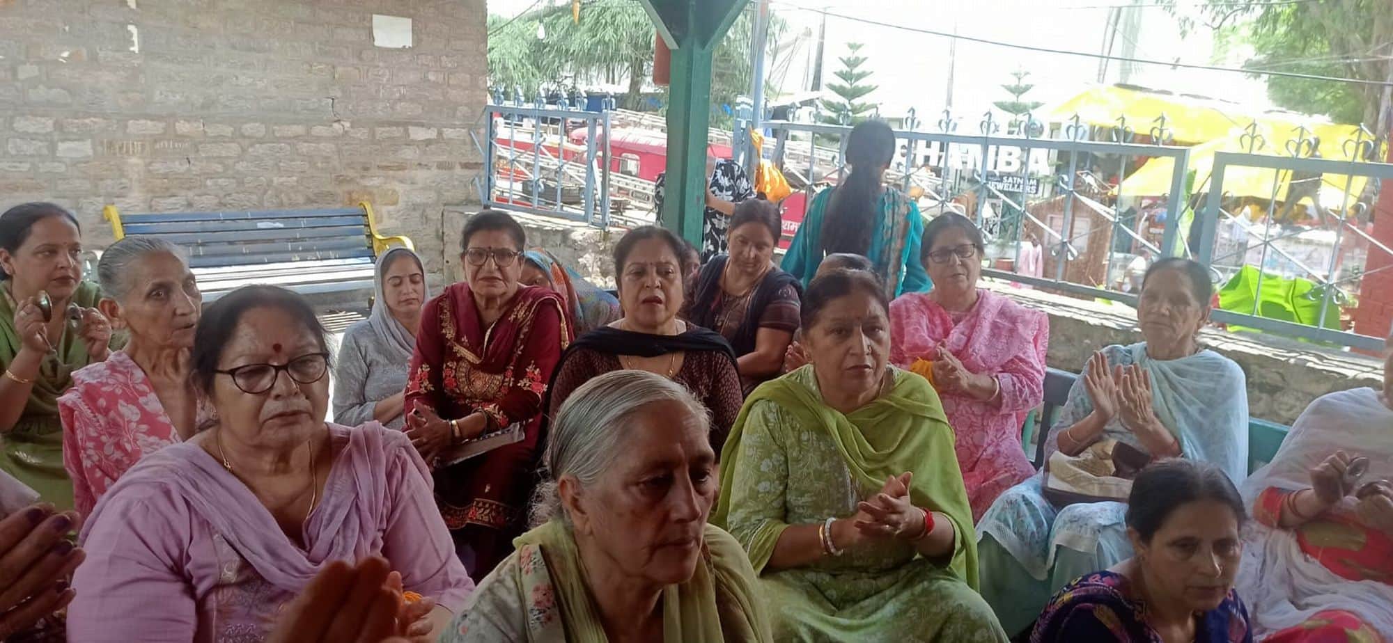 चंबा हरिराय मंदिर में भजन कीर्तन करती महिलाएं।संवाद