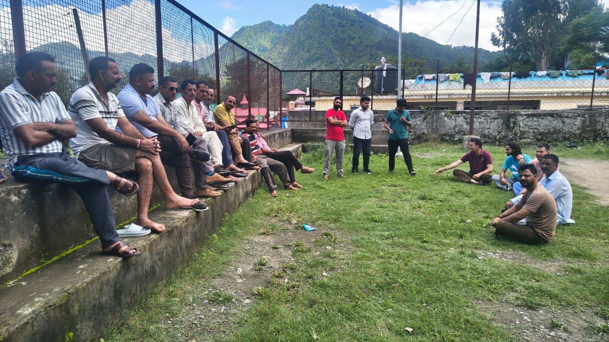 चंबा के कियाणी ग्राउंड में छिंज मेले  को लेकर बैठक के दौरान मौजूद पदाधिकारी और अन्य।संवाद