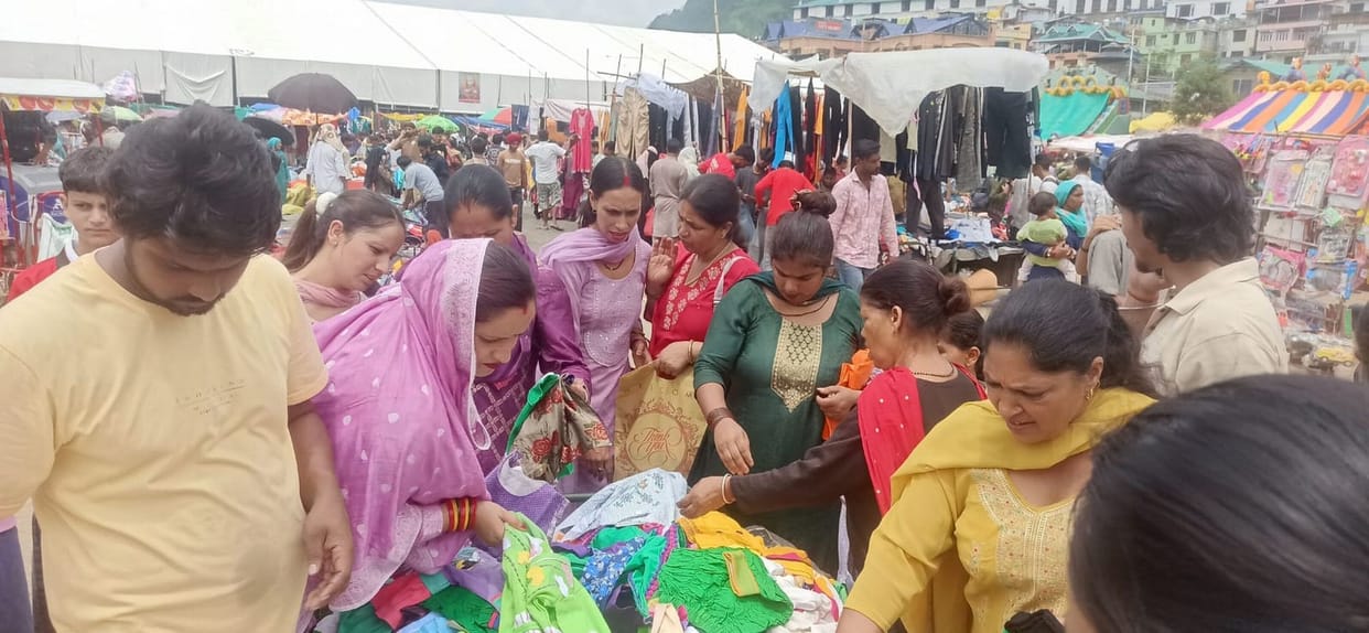 Crowds thronged the Chaugans for shopping on the last day.
