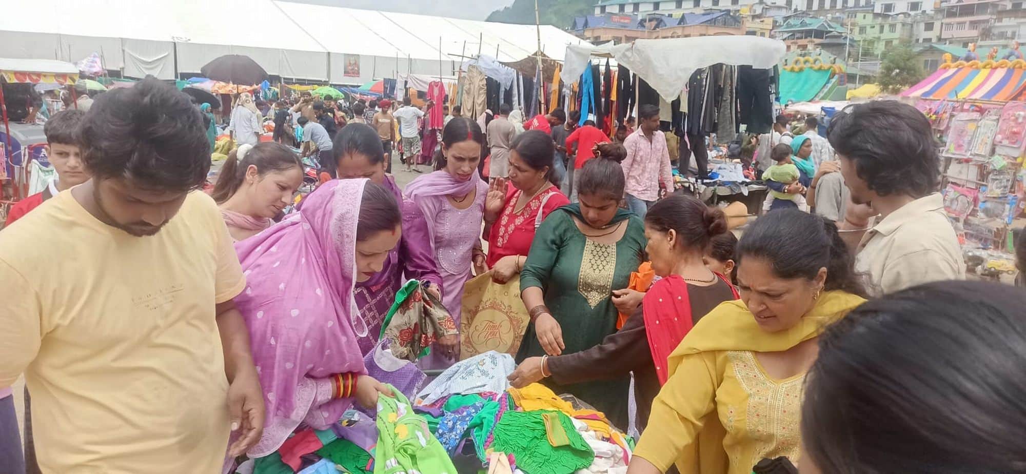 चंबा में मिंजर मेले के अंतिम दिन खरीदारी करते लोग।संवाद