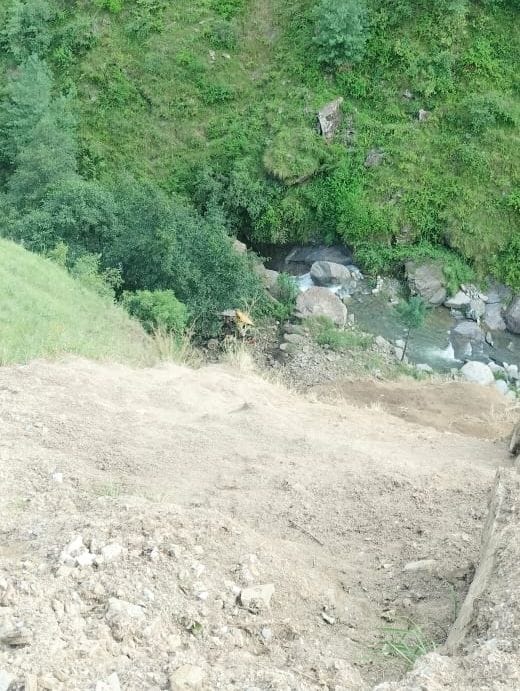 Tipper falls into deep gorge in Chopal; driver dies on the spot