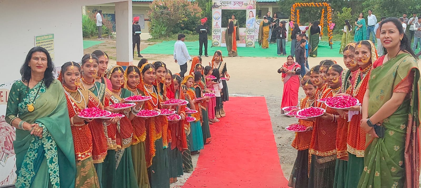 चंपावत के जीजीआईसी में आयोजित कार्यक्रम में हाथ में फूलों की थानी और पारंपरिक वेशभूषा में खड़ी 
