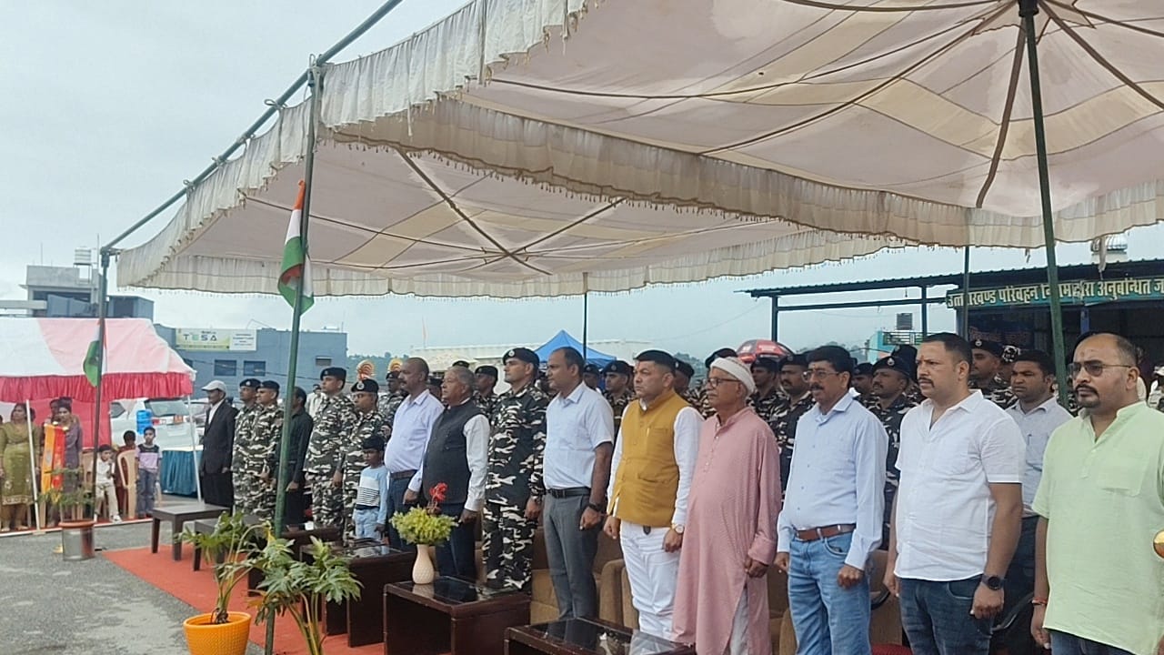 चंपावत रोडवेज स्टेशन में आयोजित कार्यक्रम में राष्ट्रगीत धुन पर गाते अधिकारी और अन्य। संवाद