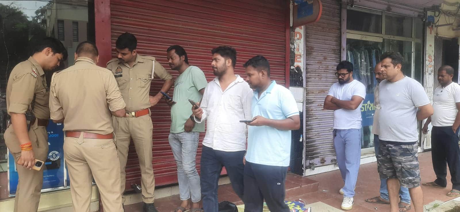 डीएम आवास के करीब कोतवाली रोड पर एक दुकान में हुई चोरी की जांच करने पहुंची पुलिस