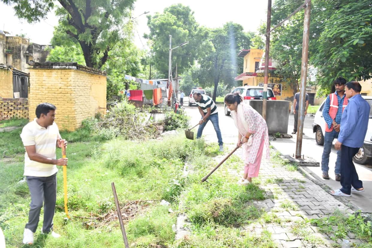 The District Magistrate engaged in voluntary manual labor using a shovel and cleaned the area alongside other officials.
