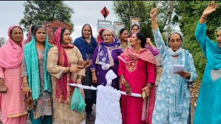 Mahila Congress burns MLA Sudhir Sharma's effigy at Dungi Chowk.