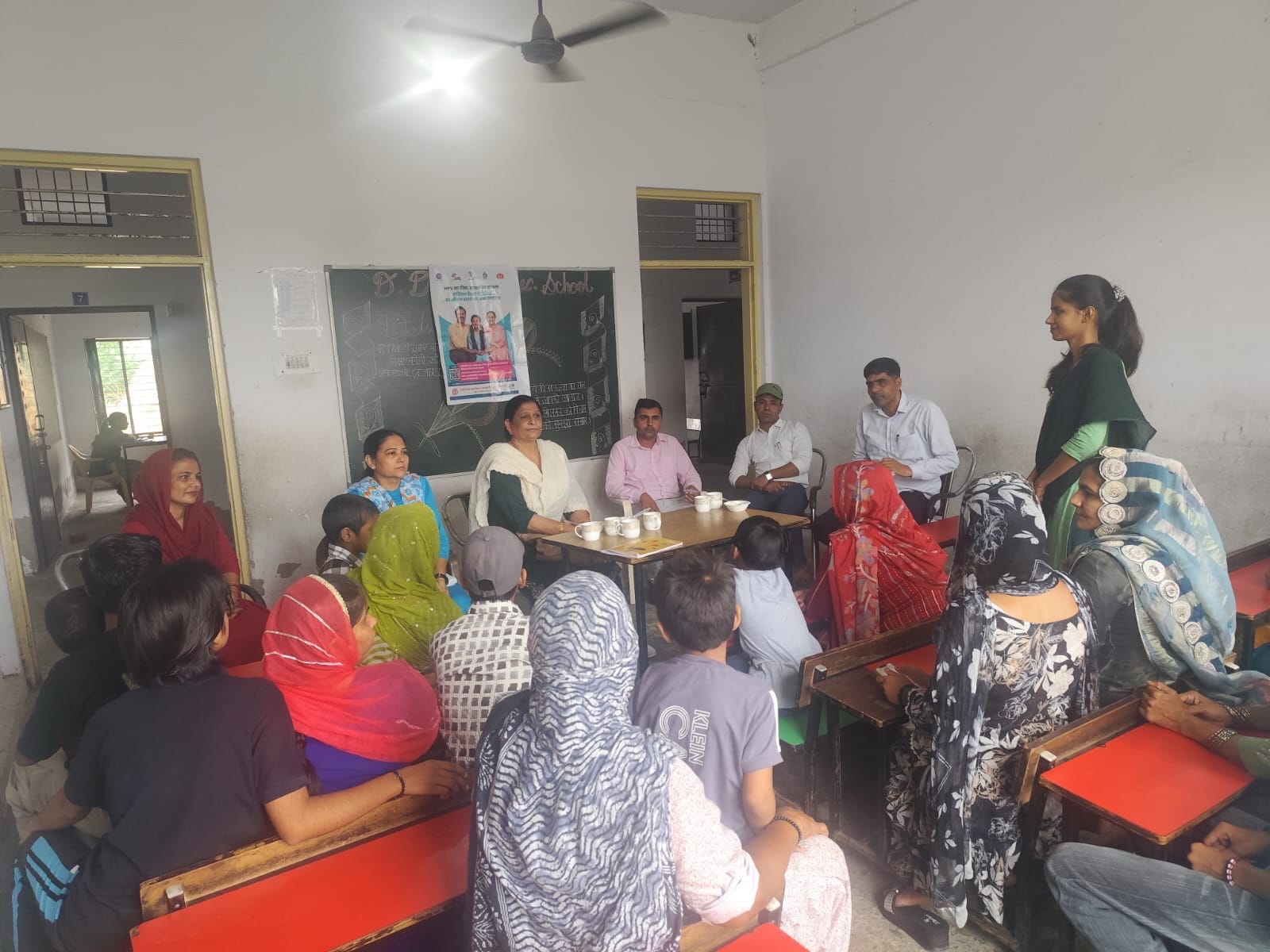 एचपीवी वैक्सीन को लेकर अभिभावकों से बातचीत करते स्वास्थ्यकर्मी। विज्ञप्ति