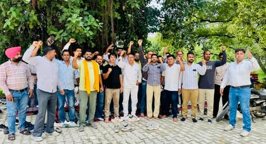 Electricity workers held a gate meeting and staged a show of strength.
