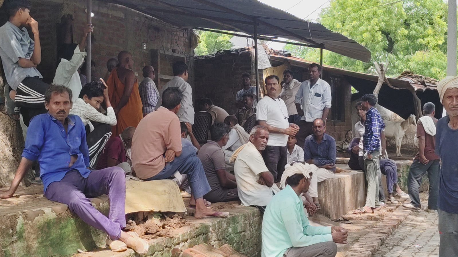 फोटो - 10 मृतक के घर के बाहर बैठे परिजन। संवाद