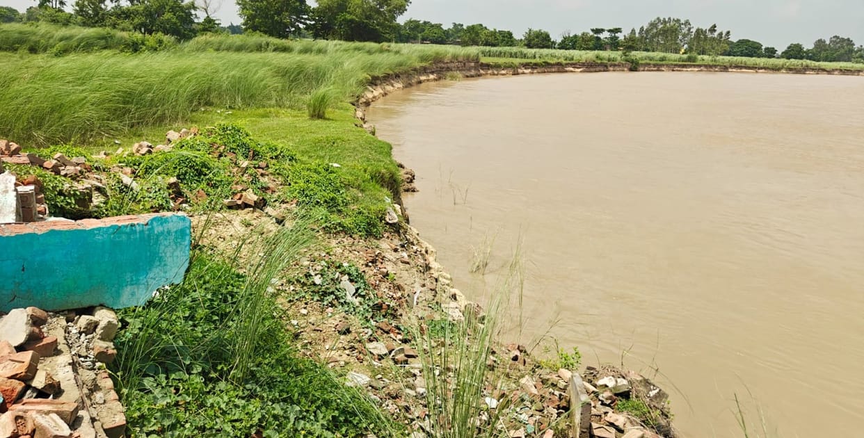 Rapti river reaches two villages; erosion intensifies