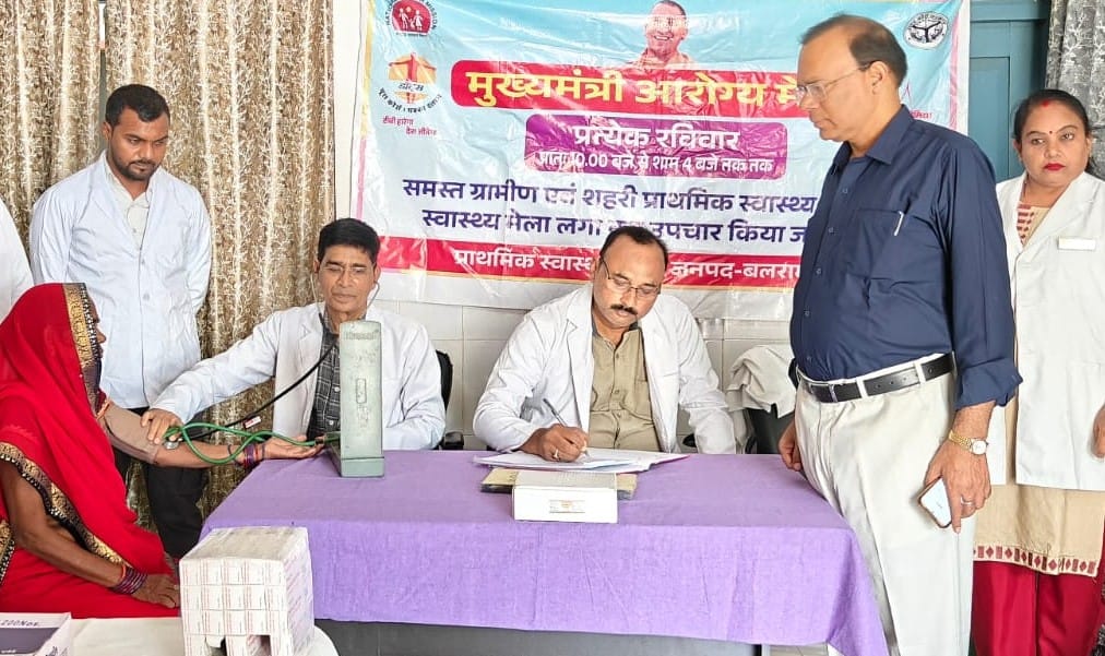 फोटो-26-बलरामपुर में स्वास्थ्य शिविर का निरीक्षण करते सीएमओ।-स्रोत : विभाग