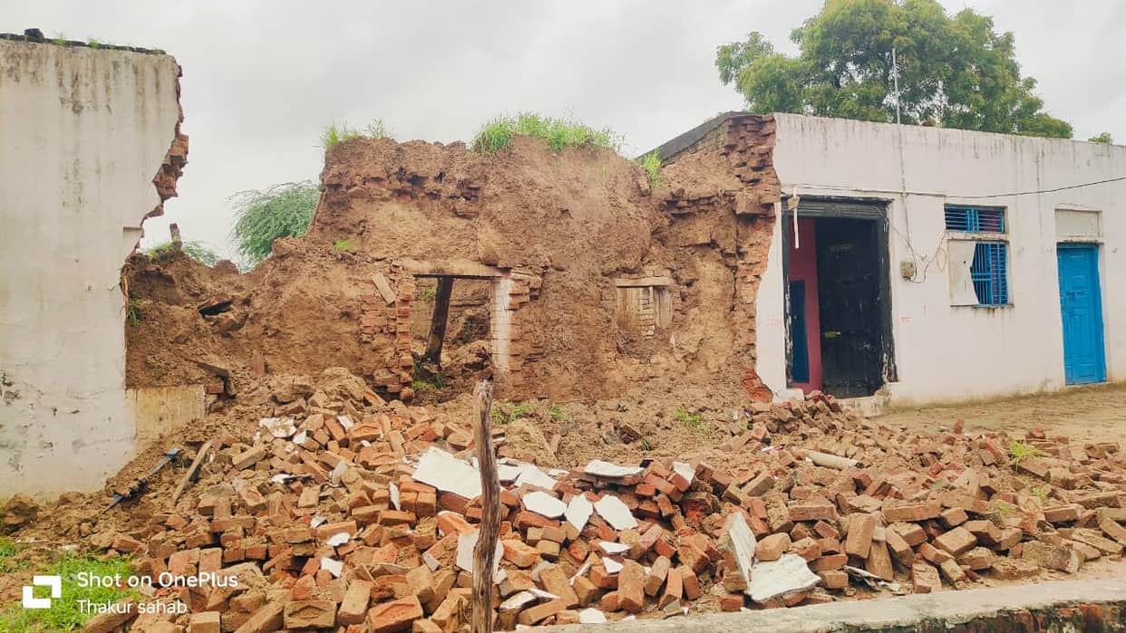 Three dilapidated houses collapsed after the rain; families had a narrow escape.