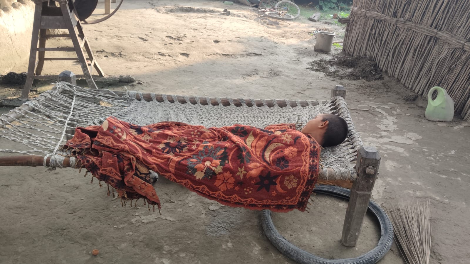फोटो 45 - बाढ़ प्रभावित गांव नगला हंसी में बुखार से पीड़ित चारपाई लेटा बालक कृष्णा। स्रोत संवाद