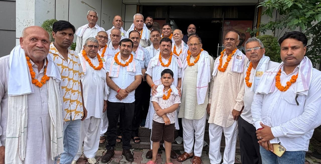 -फोटो-51 : पंडित लख्मीचंद धर्मशाला समिति की नई कार्यकारिणी सदस्यों का सम्मान करते पूर्व विधायक 