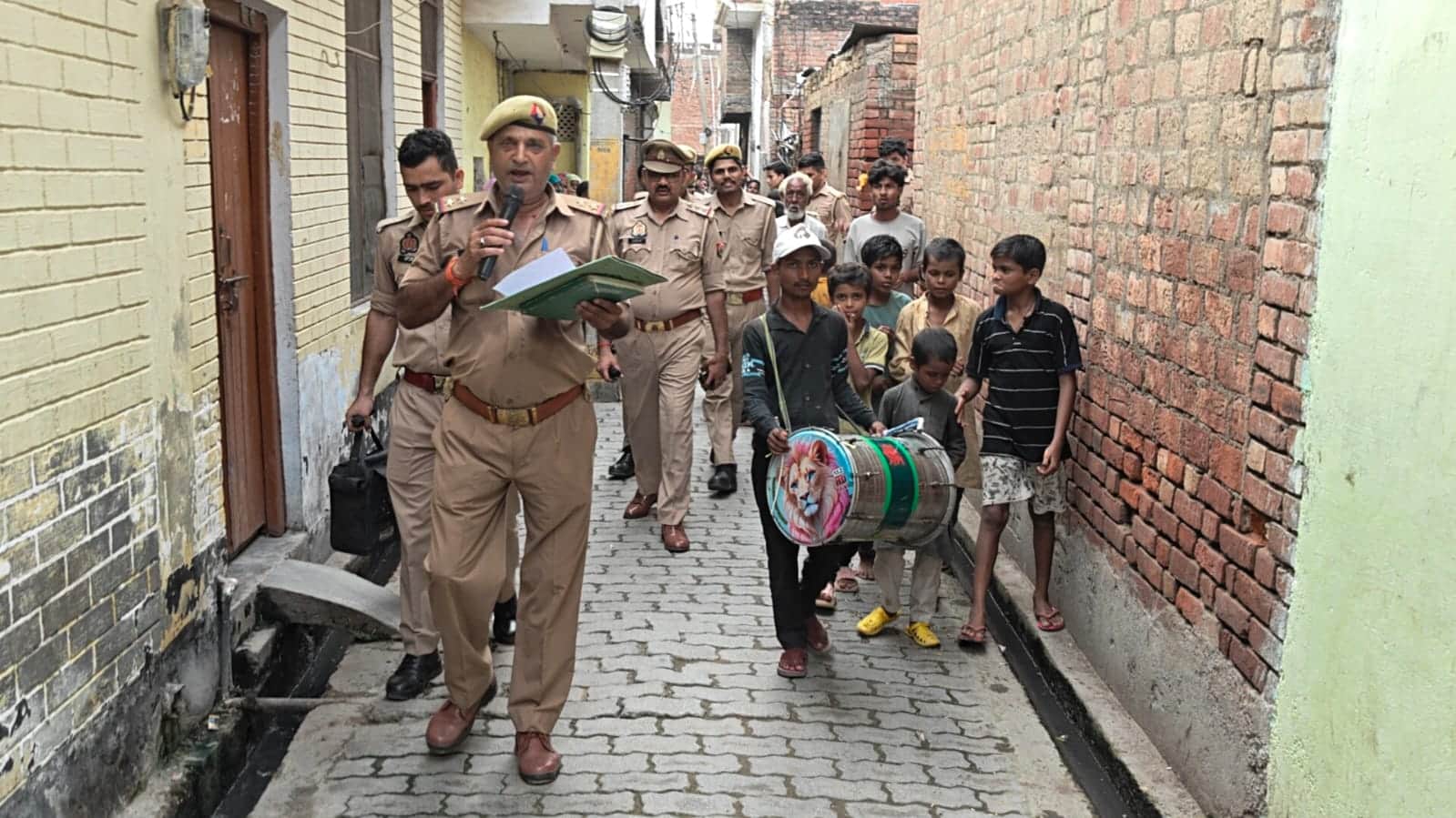 फोटो-52- तिलक नगर मोहल्ला में मुनादी करती पुलिस। स्रोत पुलिस