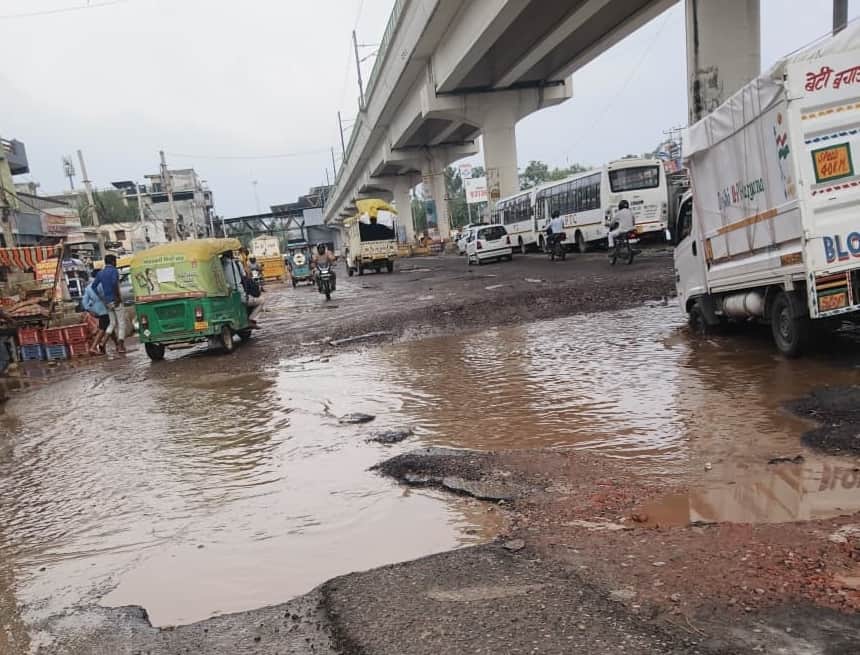 Tikri Border-Bahadurgarh road riddled with potholes; industries face major difficulties.