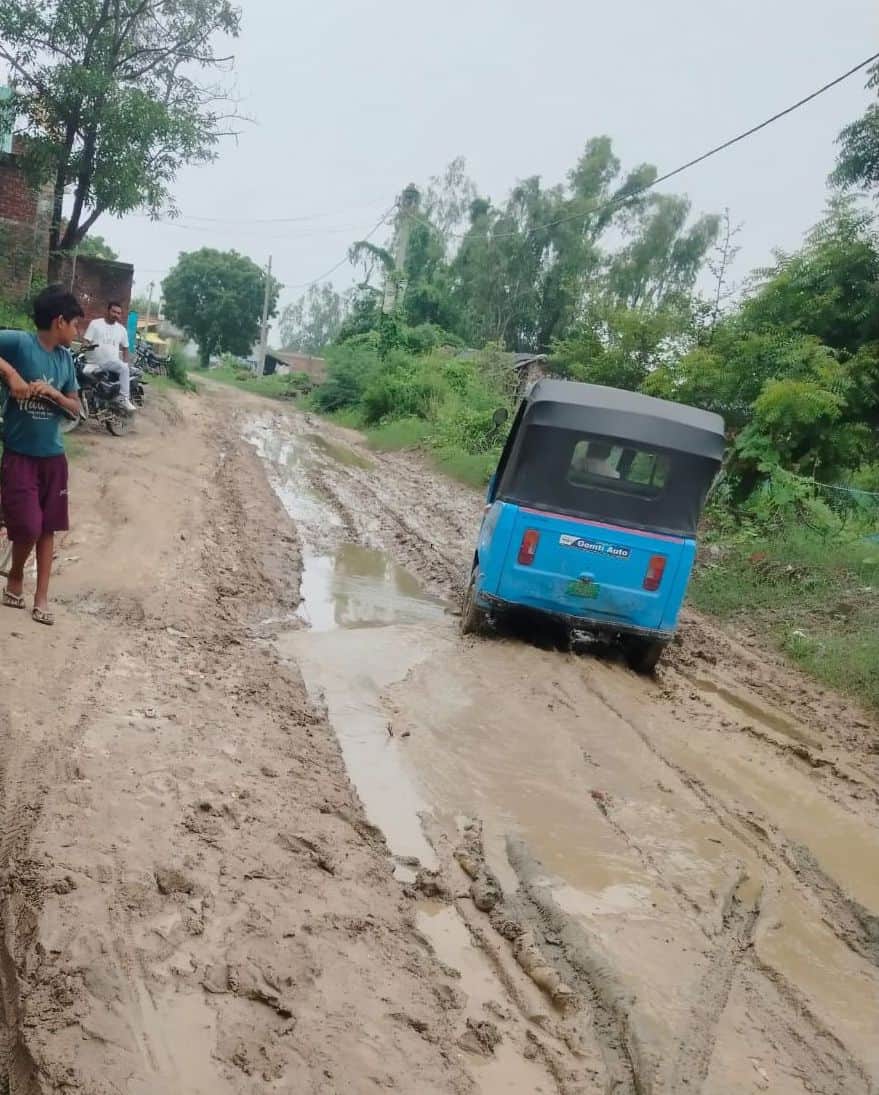 फोटो-7-त्रिभुवनखेड़ा मार्ग में दलदल के बीच से निकलता ऑटो। संवाद