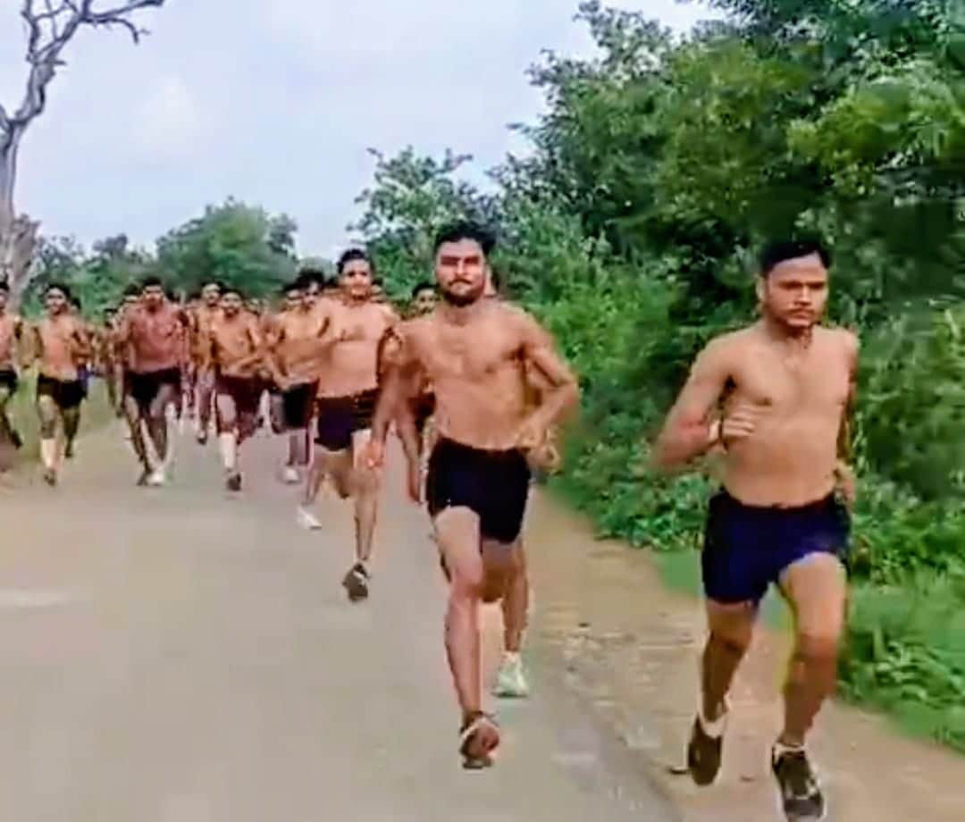 Deepanshu finishes first, Ramlakhan second in 1600m race.