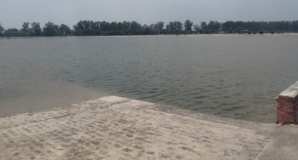 फोटो - जलघर में बना हुआ तालाब, जहां वाटर मीटर लगाया जाना है। संवाद