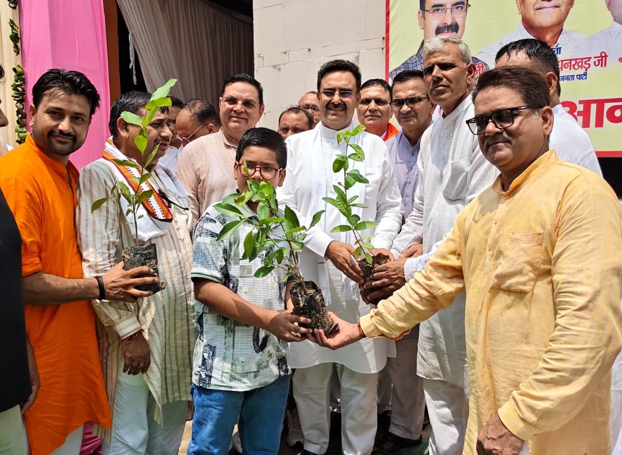 फोटो कैप्शन 72:  संत गरीबदास धाम में ‘एक पेड़ मां के नाम’’’’ अभियान के तहत पौधारोपण कार्यक्रम क