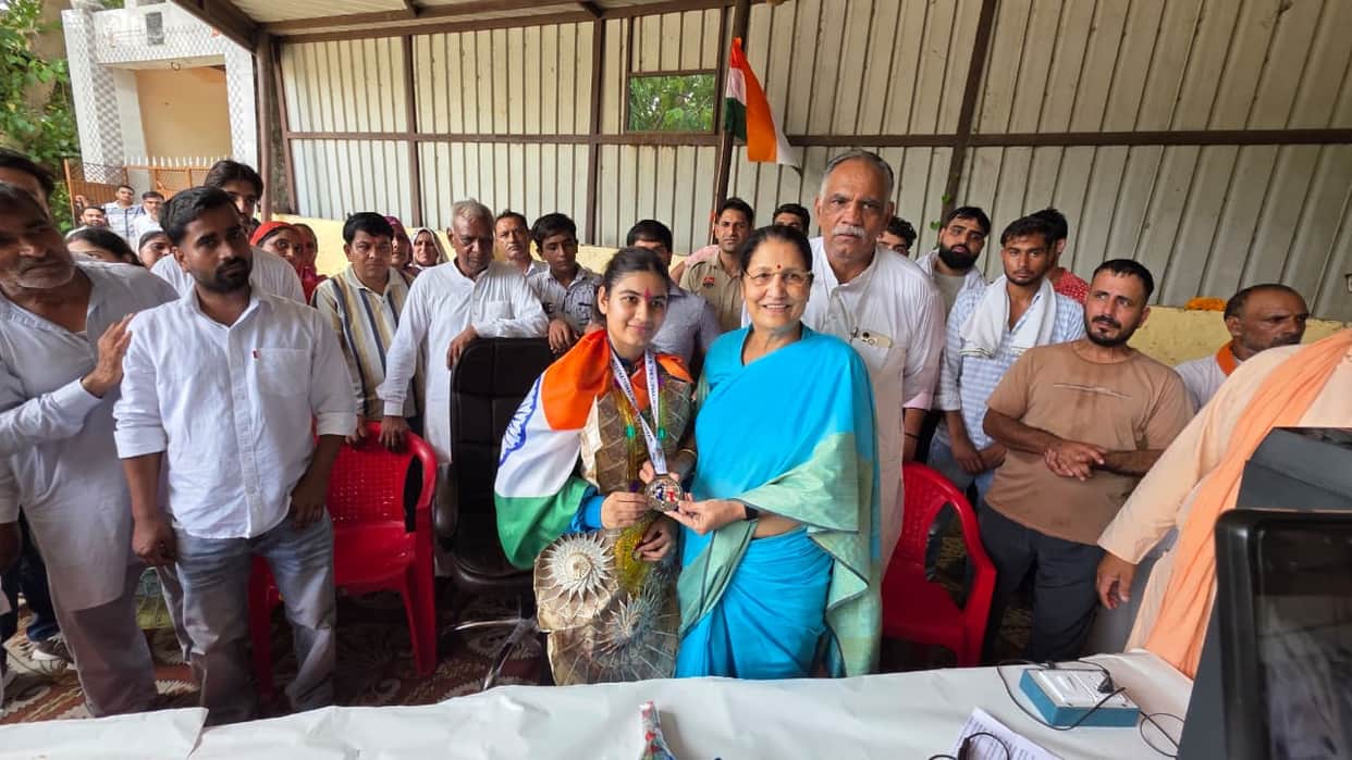 Muskan, silver medal winner in Georgia, felicitated