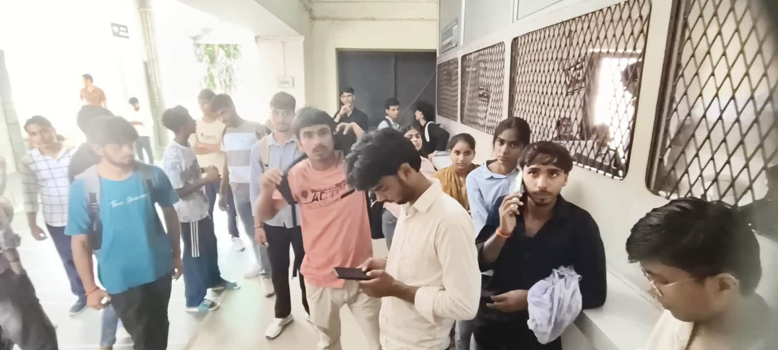 फोटो : सोनीपत के हिंदू महाविद्यालय में दाखिले के लिए फीस जमा कराने को काउंटर पर खड़े विद्यार्थ