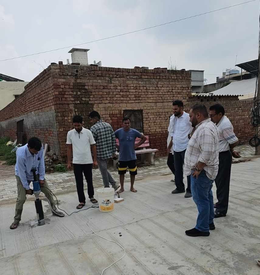 फतेहाबाद में आरसीसी के सैंपल लेते हुए नगर परिषद अधिकारी स्त्रोत नगर परिषद