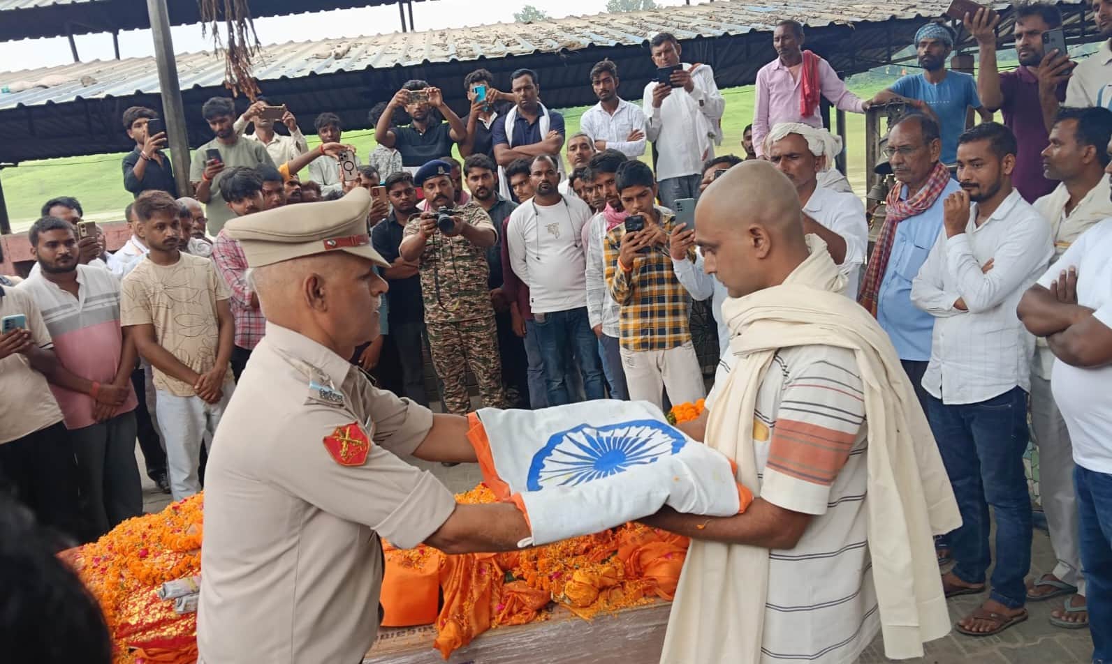 गंभीरपुर में सीआरपीएफ जवान के अंतिम यात्रा में उमड़ी लोगों की भीड़। संवाद