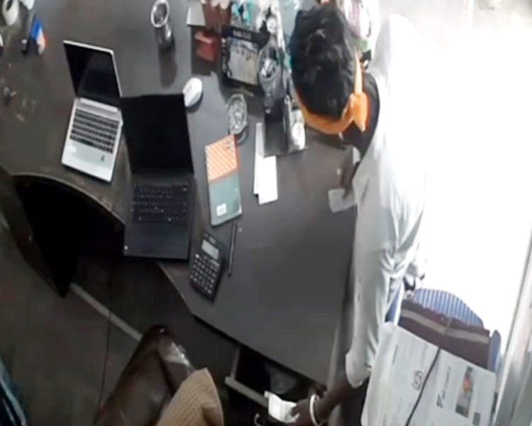 35,000 from the cash box by engaging the shopkeeper in conversation