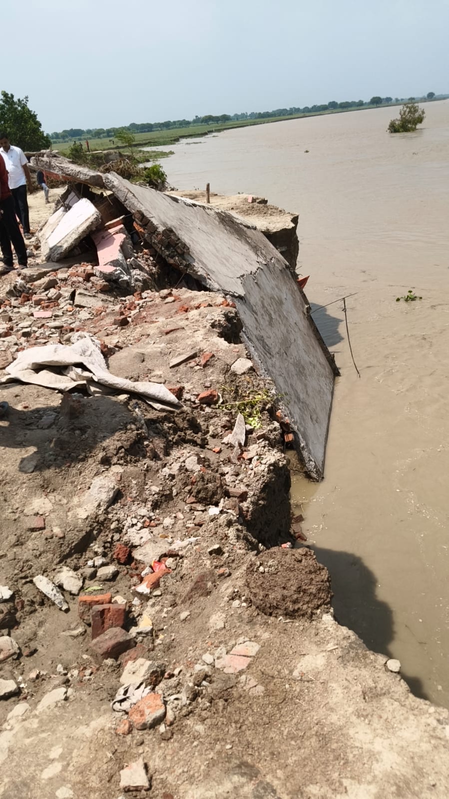 गोपालनगर टाड़ी गांव में सरयू नदी के कटान में गिरी मकान।वीडियो ग्रैब
