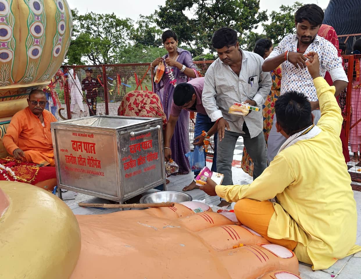 Offered prayers to Bajrangbali and sought blessings.