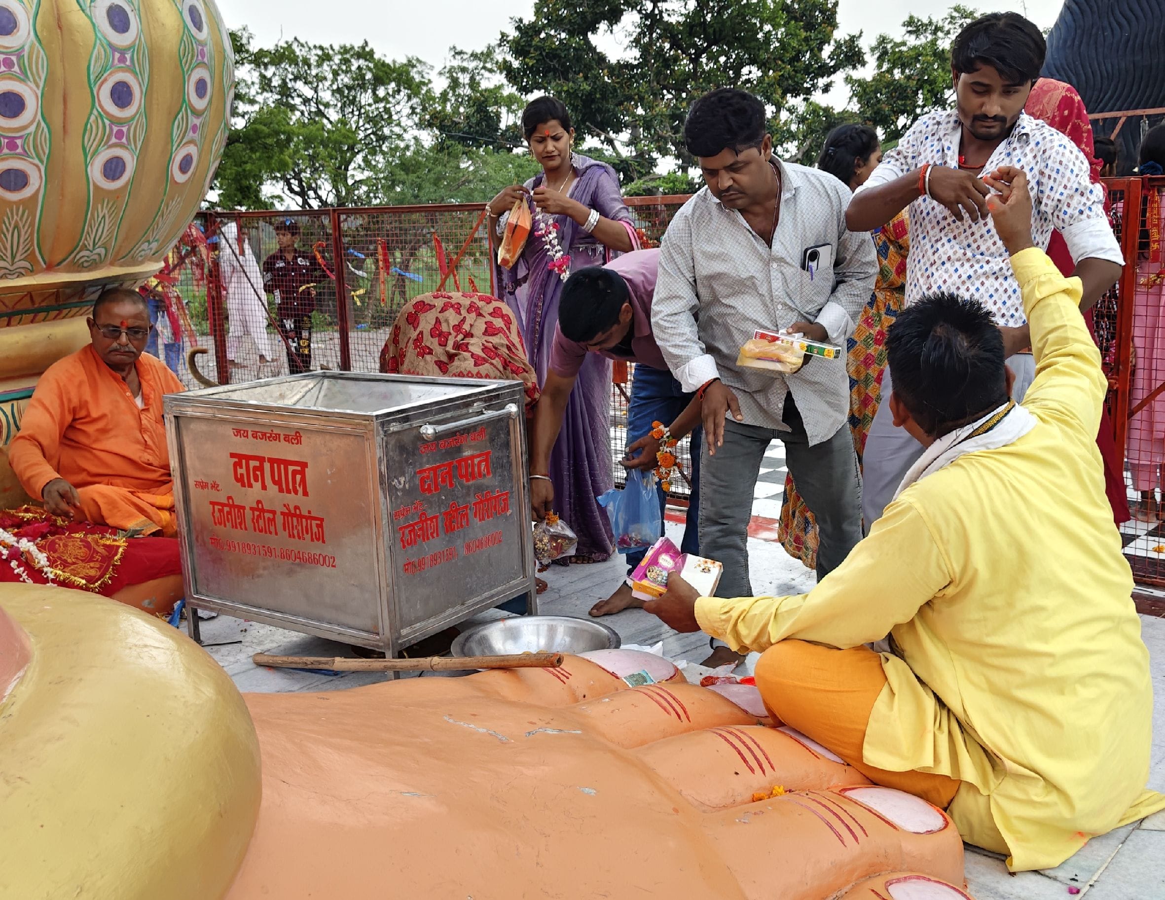 गढ़ामाफी धाम में दर्शन पूजन करते श्रद्धालु। संवाद