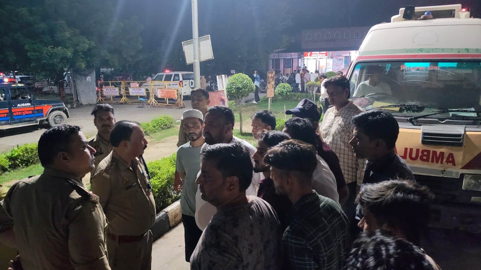 घटना के बाद मौके पर परिजनों से पूछताछ करती पुलिस। संवाद 