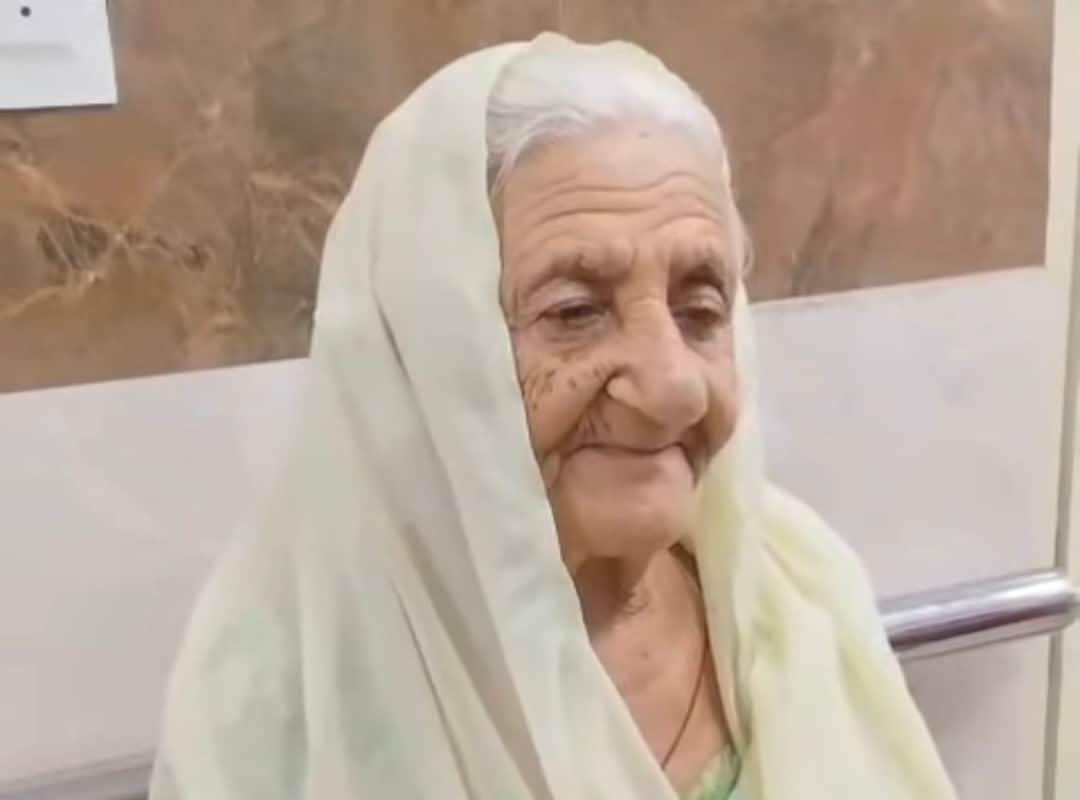 Monkeys attack elderly woman drying clothes on the roof; bite off her ear