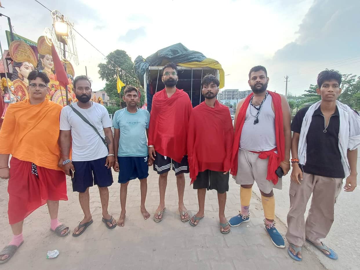 Har Har Mahadev... Kanwariyas passing by with the chants of Bam Bhole