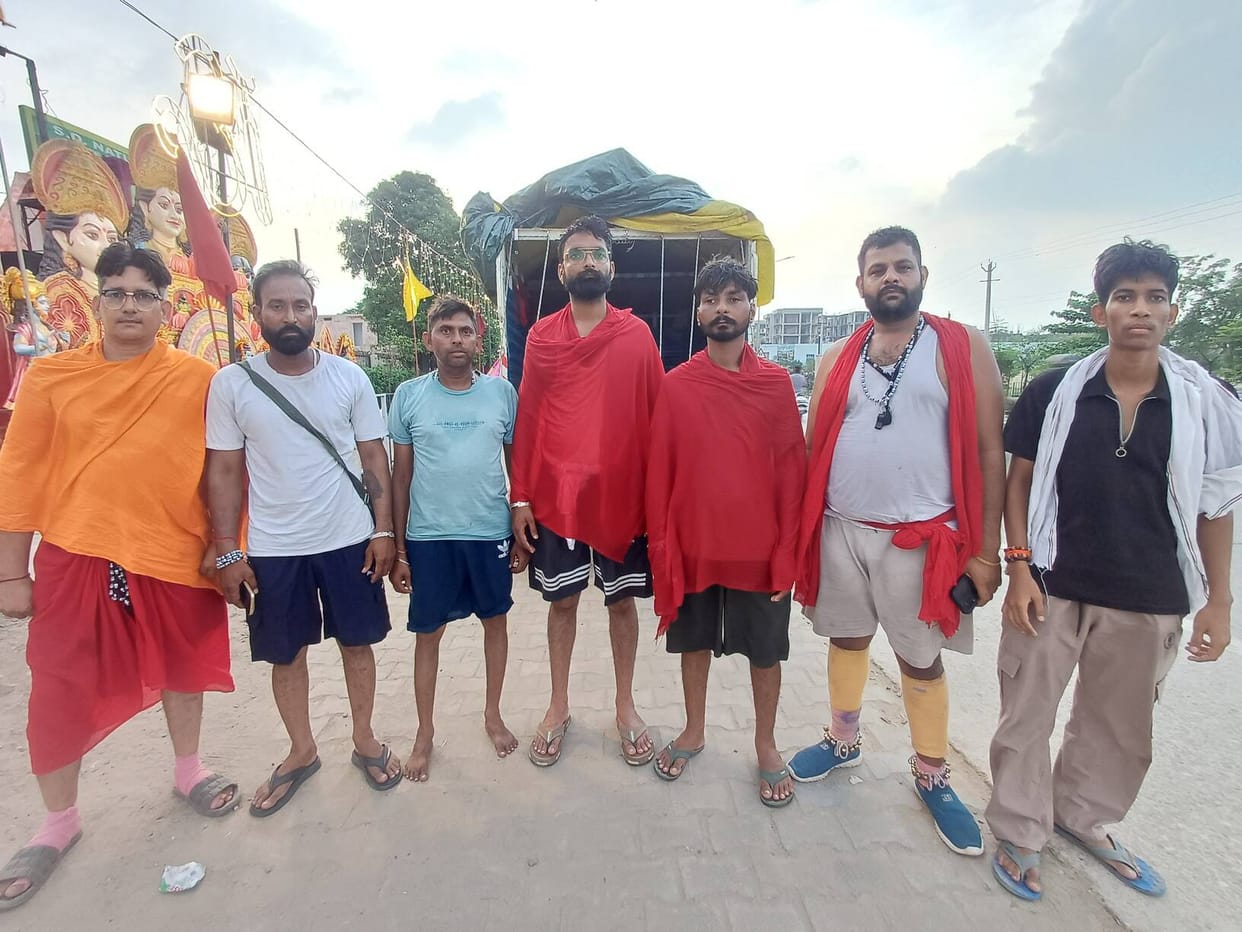 Har Har Mahadev... Kanwariyas passing by with the chants of Bam Bhole