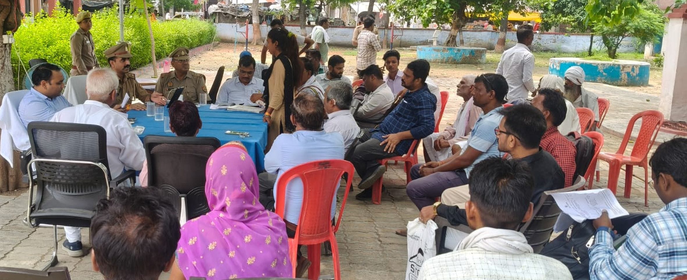 जगतपुर थाना परिसर में आयोजित समाधान दिवस पर अपनी समस्याएं लेकर पहुंचे फरियादी।