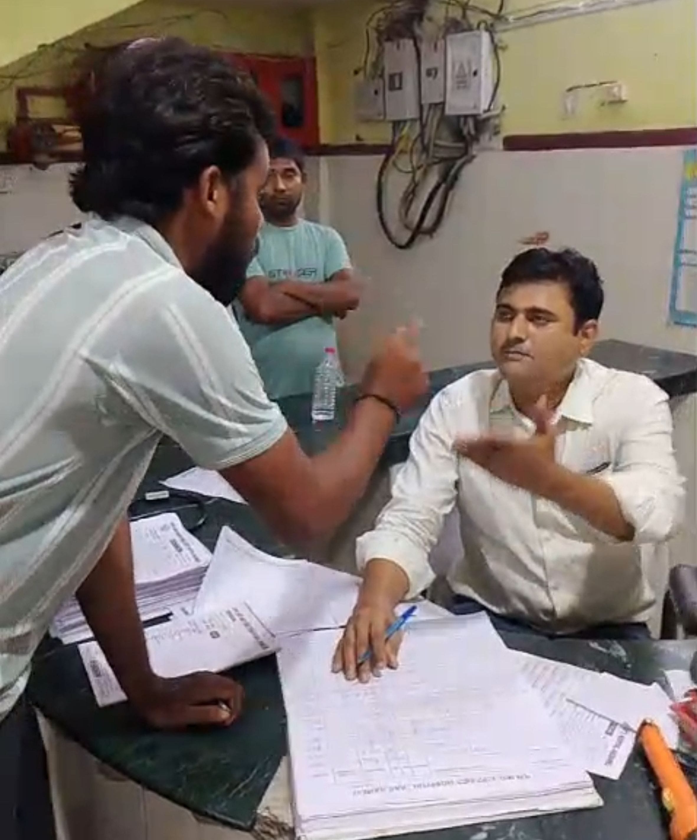 जिला अस्पताल की इमरजेंसी में हंगामे के दौरान ईएमओ से नोकझोंक करता तीमारदार। 
