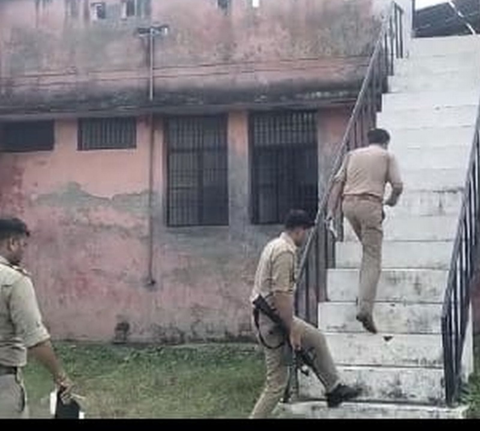 जिला अस्पताल परिसर में घटना के बाद निरीक्षण करती पुलिस। संवाद