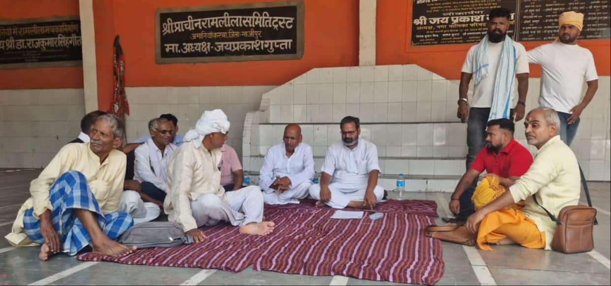 Municipal Council President sits on a sit-in protest after FIR is registered; alleges a frame-up.
