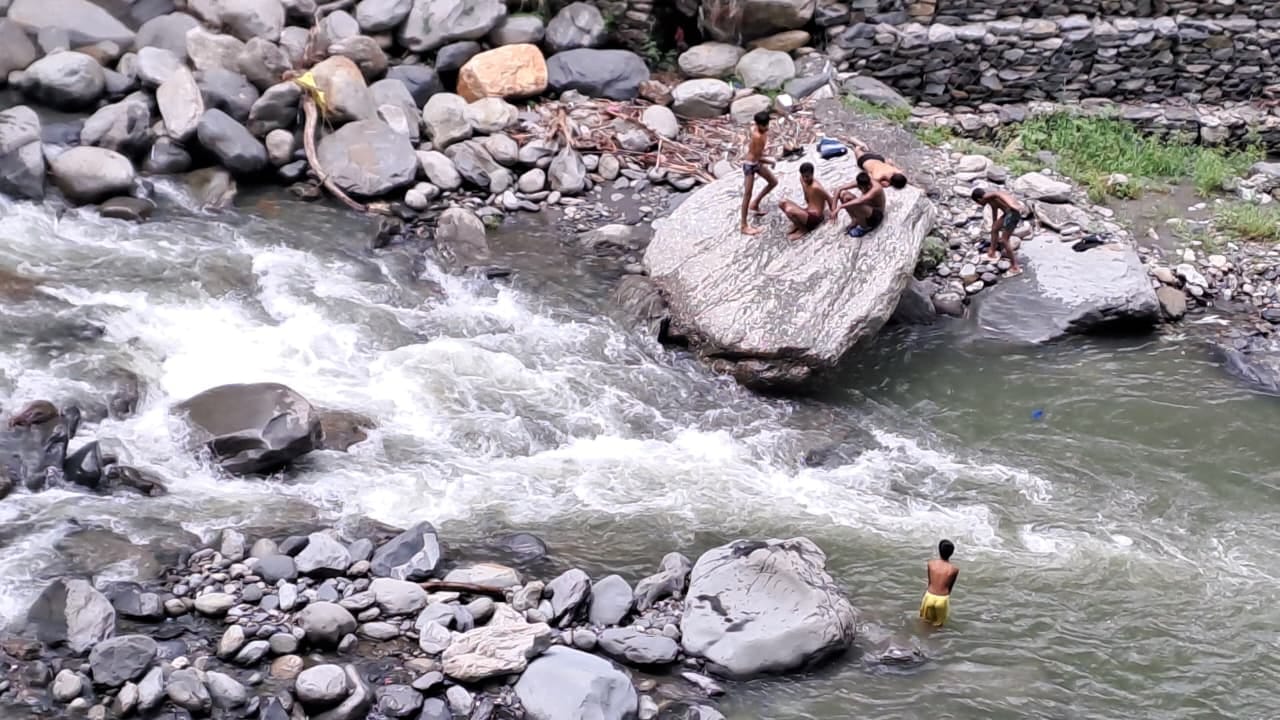 जान जोखिम में डालकर सरवरी खड्ड में नहाते युवक। संवाद