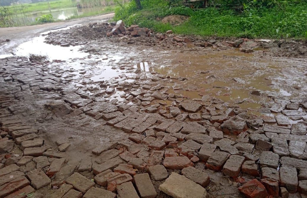 The dilapidated road from Kaifi Azmi Road to Bakshpur Bridge has become a major problem, with difficulties intensifying during the rains.