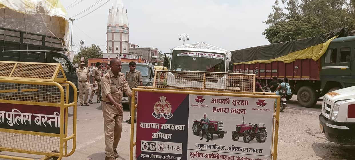 The crowd of Kanwariyas increased on the highway and the vehicles were sent through an alternative route.