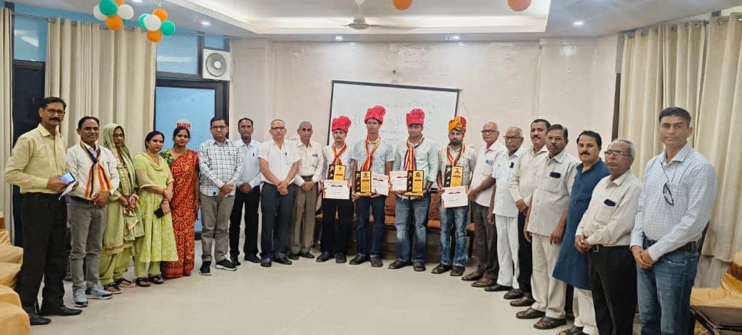 Seva Stambh honored meritorious students.