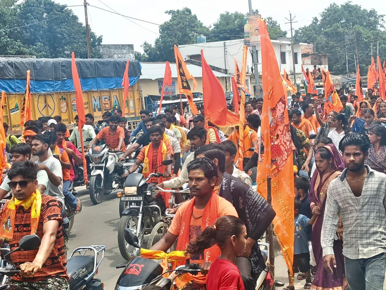 Batches of Kanwariyas set off amidst chants of 'Har-Har Mahadev'.